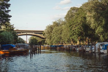 Yelkenli tekneler ve yatlar şehir merkezi Stockholm öndeki iskelede
