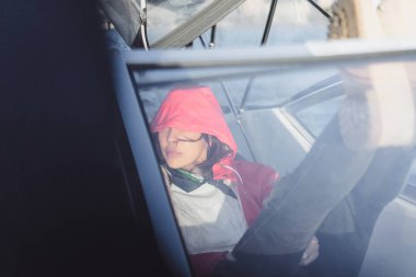 kırmızı bir yağmurluk güzel genç kadın ile özel yat gidiyor. Stockholm, İsveç