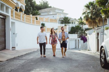 yaz tatilinde arkadaşlar, gülüyor, eğlenmek, zıplamak, şehrin sokaklarında yürümek.