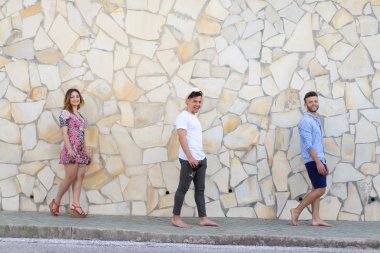 yaz tatilinde arkadaşlar, gülüyor, eğlenmek, zıplamak, şehrin sokaklarında yürümek.