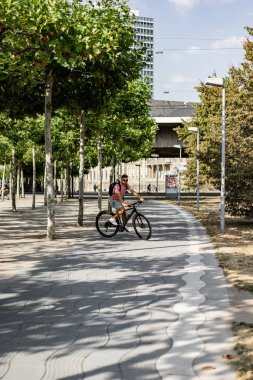 Bisiklete binen genç adam.