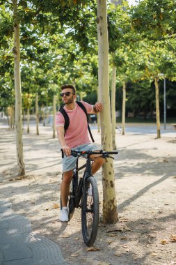 Bisiklete binen genç adam.