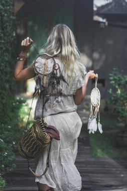 kız ve dream catcher