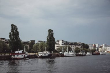 Yelkenli tekneler ve yatlar şehir merkezi Stockholm öndeki iskelede