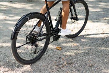 Bisiklete binen genç adam.