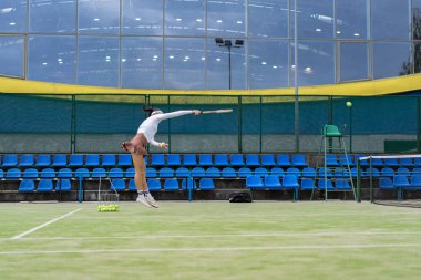 Tenis oyuncusu yeşil mahkeme çimenlerin üzerinde