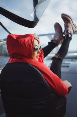 kırmızı bir yağmurluk güzel genç kadın ile özel yat gidiyor. Stockholm, İsveç