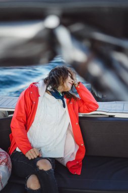 kırmızı bir yağmurluk güzel genç kadın ile özel yat gidiyor. Stockholm, İsveç