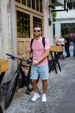 Bisiklete binen genç adam.