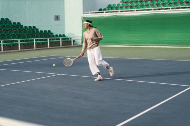 Tenis oynayan genç bir kadın