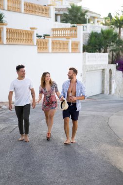 yaz tatilinde arkadaşlar, gülüyor, eğlenmek, zıplamak, şehrin sokaklarında yürümek.