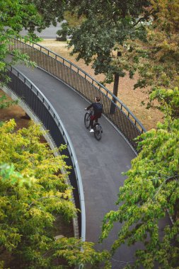 Bisiklete binen genç adam.