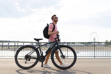 Bisiklete binen genç adam.