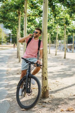 Bisiklete binen genç adam.
