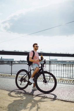 Bisiklete binen genç adam.
