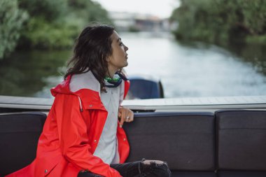 kırmızı bir yağmurluk güzel genç kadın ile özel yat gidiyor. Stockholm, İsveç