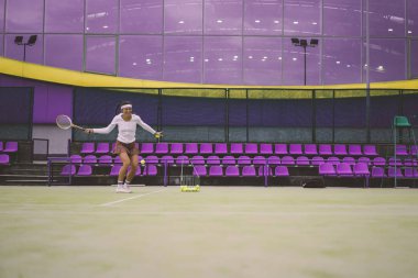 Tenis oyuncusu yeşil mahkeme çimenlerin üzerinde