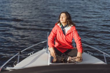 kırmızı bir yağmurluk güzel genç kadın ile özel yat gidiyor. Stockholm, İsveç