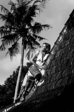 Çatıda bir elbiseli uzun sarı saçlı hippi kız.