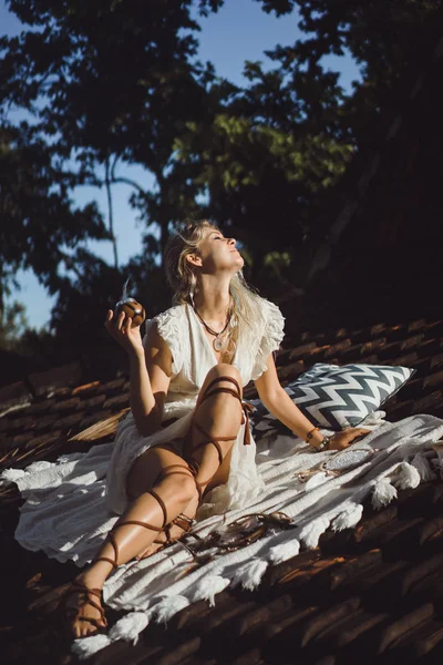 マテ茶を飲んで屋根の上の長いブロンドの髪を持つ美しいインド ヒッピー少女 ピースカラバザ — ストック写真