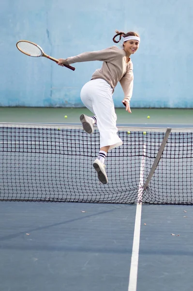 Ung Kvinna Spelar Tennis — Stockfoto