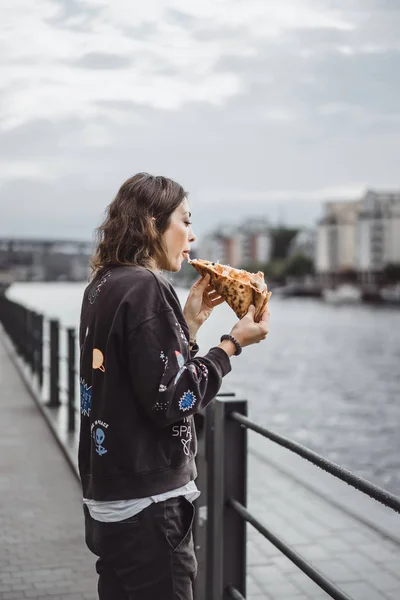 Junge Schöne Frau Isst Ein Stück Pizza Auf Der Straße — Stockfoto