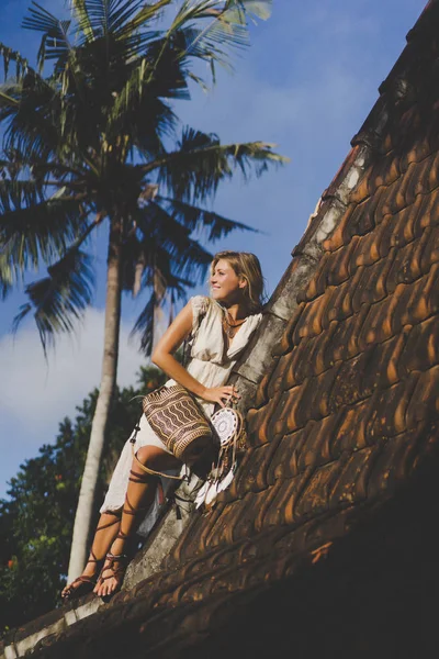 Hippie Menina Com Longos Cabelos Loiros Vestido Telhado — Fotografia de Stock