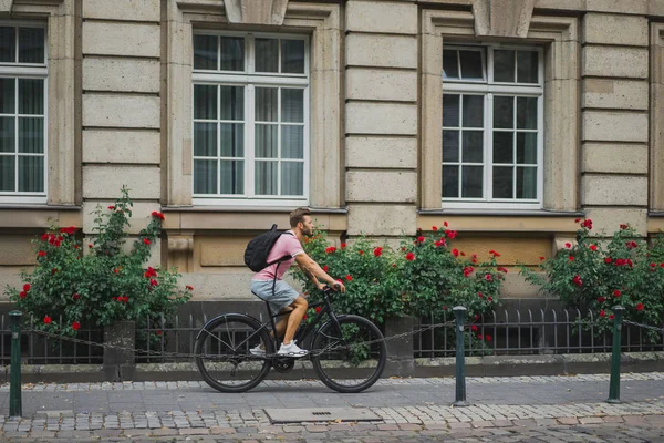 Ung Man Rida Cykel Gatan — Stockfoto