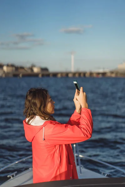 Güzel Genç Bir Kadın Akıllı Telefondan Fotoğraf Çekiyor — Stok fotoğraf