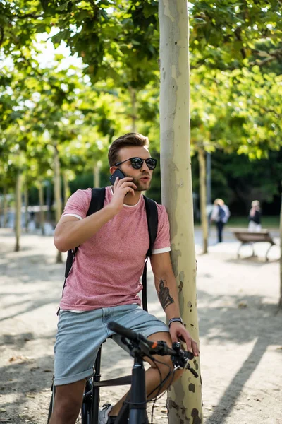 Bisiklete binen genç adam.