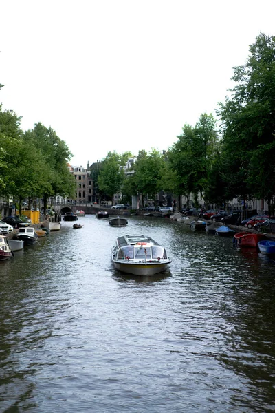 Amsterdam Kanalları Tekneler Üstünde Yürüyor — Stok fotoğraf