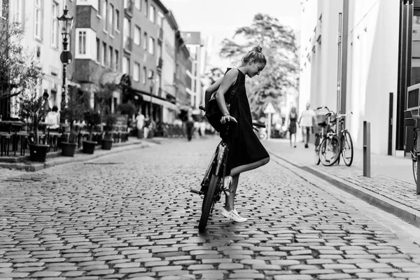 Jovem Mulher Andando Bicicleta Cidade — Fotografia de Stock