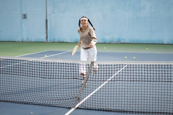 Tenis Oynayan Genç Bir Kadın — Stok fotoğraf