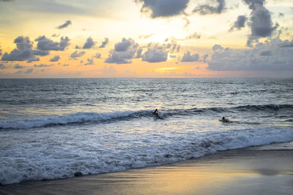 Ciel Océan Magnifique Coucher Soleil Sur Océan Surfeurs Attente Une — Photo