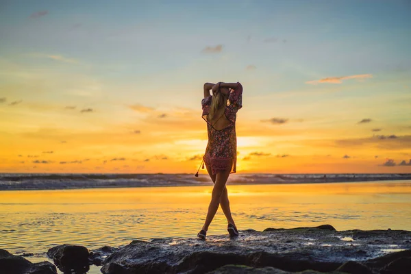 Gente Playa Atardecer Chica Está Saltando Sobre Telón Fondo Del — Foto de Stock