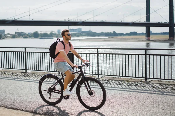 Bisiklete binen genç adam.