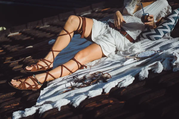 Bella Ragazza Hippie Indiano Con Lunghi Capelli Biondi Sul Tetto — Foto Stock