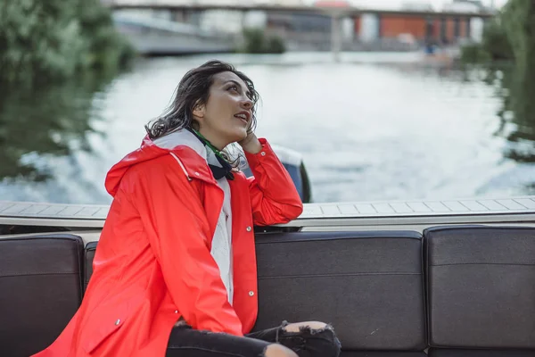 kırmızı bir yağmurluk güzel genç kadın ile özel yat gidiyor. Stockholm, İsveç