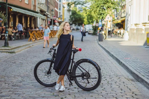 Fiatal Kerékpározik Városban — Stock Fotó
