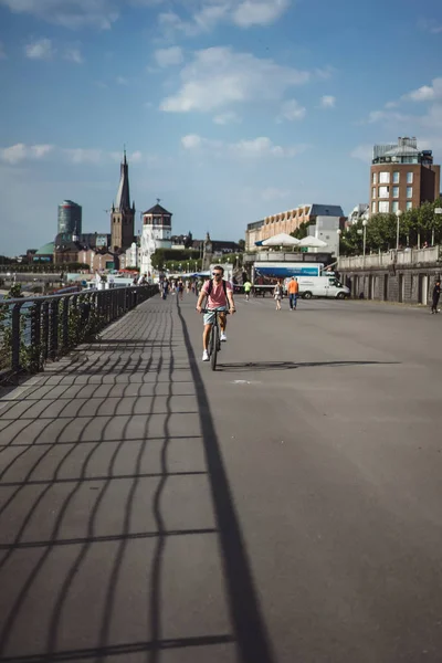 Bisiklete binen genç adam.