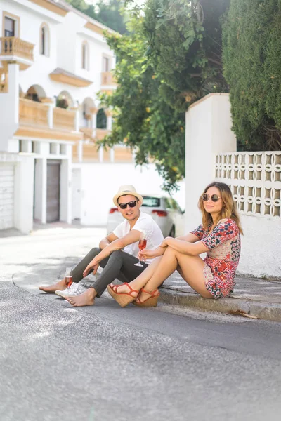 Unga Lyckliga Par Kärlek Promenader Genom Små Gatorna Spanien Dricka — Stockfoto