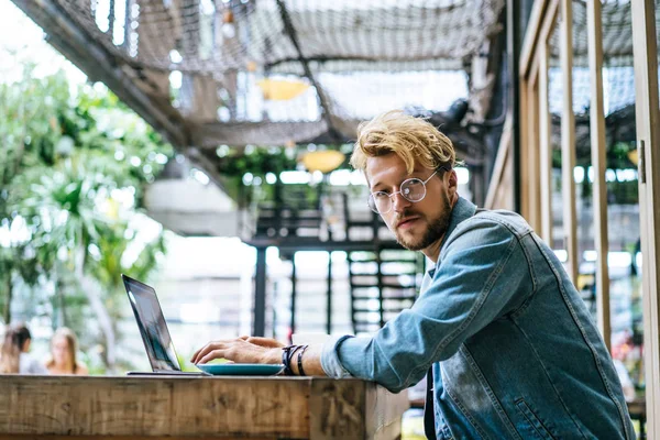 Fiatal Vonzó Üzletember Egy Kávézó Működik Laptop Iszik Kávét — Stock Fotó