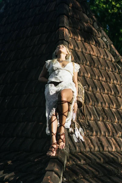 Hippie Menina Com Longos Cabelos Loiros Vestido Telhado — Fotografia de Stock