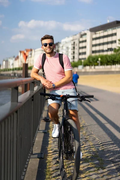 Bisiklete binen genç adam.