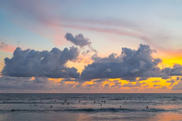 Cielo Océano Hermoso Atardecer Océano Surfistas Esperando Una Ola —  Fotos de Stock