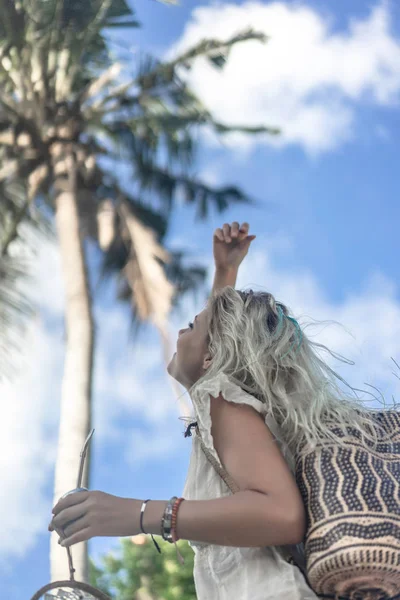 Hippie Meisje Met Lang Blond Haar Een Jurk Het Dak — Stockfoto