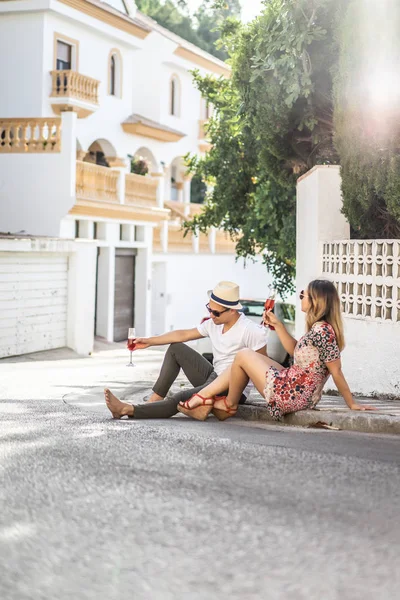 Genç Mutlu Bir Çift Spanya Nın Küçük Sokaklarında Yürüyor Şampanya — Stok fotoğraf