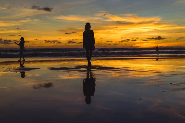 Menschen Strand Bei Sonnenuntergang Das Mädchen Springt Vor Dem Hintergrund — Stockfoto