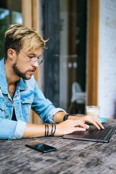 Young Attractive Business Man Cafe Works Laptop Drinks Coffee — Stock Photo, Image