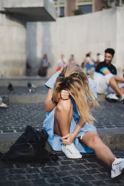 Девушка Сидит Площади Дам Амстердам — стоковое фото